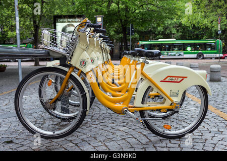 L'Italie, Lombardie, Milan, partage des vélos Banque D'Images