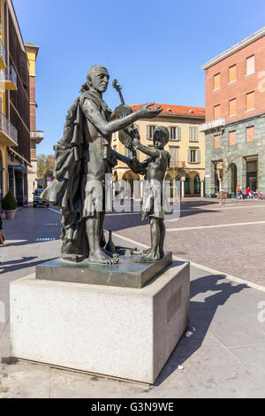 L'Italie, Lombardie, Cremona, la statue du célèbre luthier Antonio Stradivari dans le Stradivari square Banque D'Images