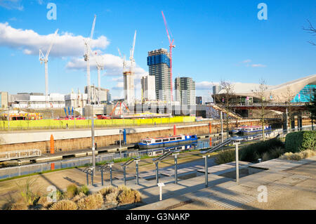 L'évolution de la construction autour de la reine Elizabeth II, le Parc olympique de Stratford, London, England, UK Banque D'Images