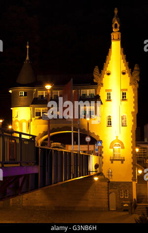 Brueckentor, Bridge Gate, de nuit, Traben-Trarbach, Rhénanie-Palatinat, PublicGround Banque D'Images