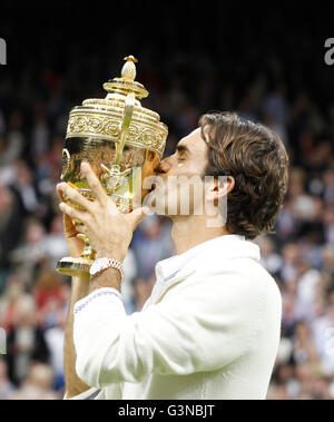 Lauréats cérémonie, Roger Federer, SUI, embrassant le trophée, les hommes, la finale de Wimbledon 2012 PROFILS TÊTES Banque D'Images