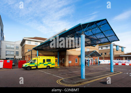 Canopy couvrant l'accident d'ambulance et d'urgence à l'entrée de l'hôpital Worthing Banque D'Images