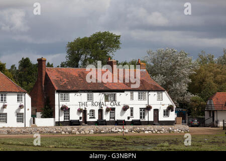 Le Pub Royal Oak, un pub au bord de l'eau à Langston sur la côte sud, à marée basse, Havant, Hampshire, Angleterre, Royaume-Uni Banque D'Images