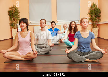 Groupe de personnes au cours de yoga méditation exercice de respiration class Banque D'Images