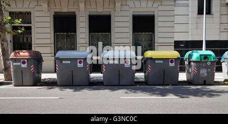 Bennes sur le bord de la route, Barcelone, Catalogne, Espagne, Europe, PublicGround Banque D'Images