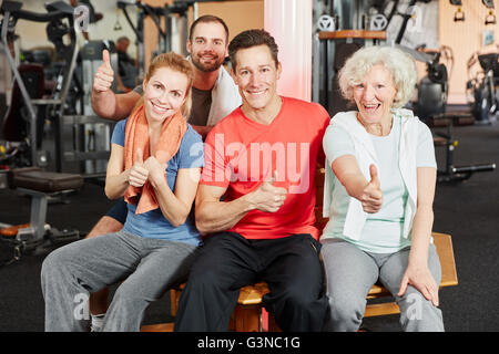 Groupe de jeunes gens motivés et senior woman with Thumbs up Banque D'Images
