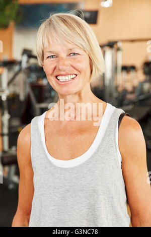 Happy senior femme à la salle de sport après l'entraînement Banque D'Images