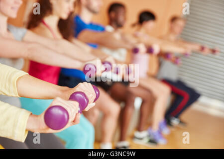 Poids de levage groupe ensemble au studio de remise en forme Banque D'Images