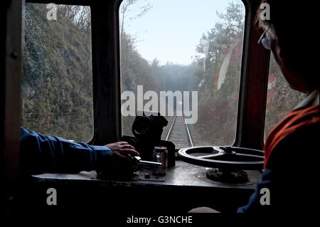 Vue du conducteur de la cabine de la classe 108 DMU sur le chemin de fer est du Kent, au Royaume-Uni. Le train s'approche du tunnel Golgotha Banque D'Images