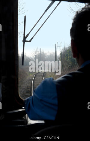 Vue du conducteur de la cabine de la classe 108 DMU sur le chemin de fer est du Kent, au Royaume-Uni. Le train approche du passage à niveau de la Banque du Nord Banque D'Images