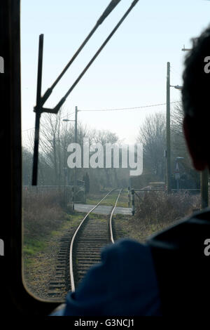 Vue du conducteur de la cabine de la classe 108 DMU sur le chemin de fer est du Kent, au Royaume-Uni. Le train approche du passage à niveau de la Banque du Nord Banque D'Images