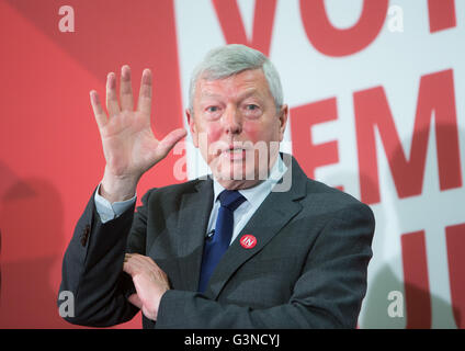 Alan Johnson MP parle à une conférence pour le "vote" à l'avant de la campagne du référendum du 23 juin vote sur l'adhésion à l'UE Banque D'Images