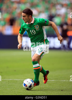 République d'Irlande au cours de l'Robbie Brady l'UEFA Euro 2016, Groupe E match au Stade de France, Paris. ASSOCIATION DE PRESSE Photo. Photo date : lundi 13 juin, 2016. Voir l'ACTIVITÉ DE SOCCER Histoire République. Crédit photo doit se lire : Mike Egerton/PA Wire. RESTRICTIONS : Utiliser l'objet de restrictions. Usage éditorial uniquement. Les ventes de livres et de magazines autorisée s'est pas uniquement consacré à chaque joueur/équipe/match. Pas d'utilisation commerciale. Appelez le  +44 (0)1158 447447 pour de plus amples informations. Banque D'Images