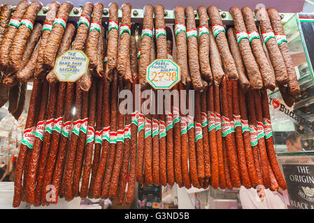 L'alimentation de la Hongrie, de saucisses saucisses hongrois pour la vente dans le Grand Hall du marché dans le domaine de Jozsefvaros Budapest, Hongrie. Banque D'Images