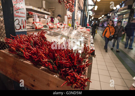 Marché alimentaire hongrois, vue sur les piments en vente à l'intérieur de la Grande salle du marché dans la région de Jozsefvaros à Budapest, Hongrie. Banque D'Images