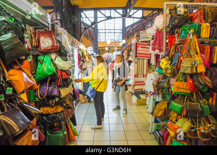 Les femmes shopping, vue sur les femmes shopping pour les sacs en cuir à l'intérieur de la Grande salle du marché dans le quartier Jozsefvaros de Budapest, Hongrie. Banque D'Images