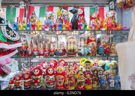 Shopping à Budapest, vue sur une exposition de poupées russes dans le Grand marché dans le quartier de Jozsefvaros à Budapest, Hongrie. Banque D'Images