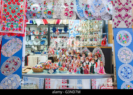 Poupées souvenirs en tenue traditionnelle hongroise dans le Grand Hall du marché dans le domaine de Jozsefvaros Budapest, Hongrie. Banque D'Images