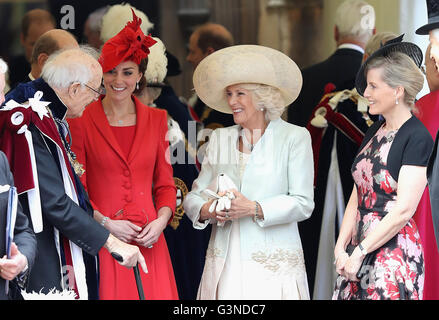 (Deuxième de gauche à droite) la duchesse de Cambridge, la duchesse de Cornouailles et la comtesse de Wessex parler à vous après avoir assisté à l'assemblée annuelle de l'ordre de la Jarretière Service à la Chapelle St George, le château de Windsor. Banque D'Images