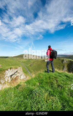 Un marcheur à l'égard Mam Tor, le Grand Ridge et la Edale Vallée, Derbyshire, Royaume-Uni Banque D'Images