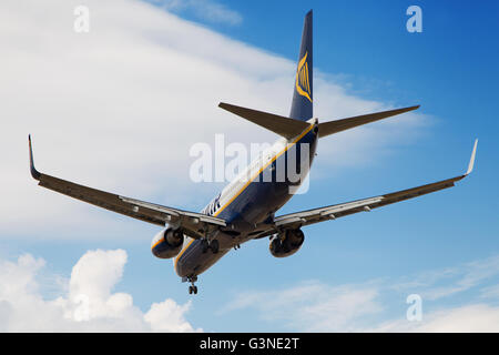 Vue arrière d'un Boeing 737-800 de Ryanair à l'approche de l'aéroport El Prat de Barcelone, Espagne. Banque D'Images