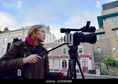Vidéographe tournage femme nouvelle pour plat Banque D'Images