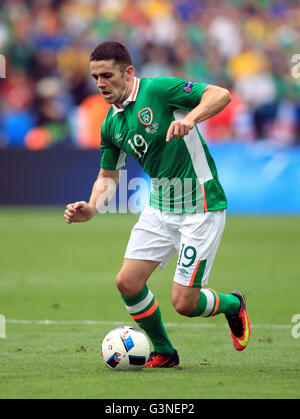 République d'Irlande au cours de l'Robbie Brady l'UEFA Euro 2016, Groupe E match au Stade de France, Paris. ASSOCIATION DE PRESSE Photo. Photo date : lundi 13 juin, 2016. Voir l'ACTIVITÉ DE SOCCER Histoire République. Crédit photo doit se lire : Mike Egerton/PA Wire. RESTRICTIONS : Utiliser l'objet de restrictions. Usage éditorial uniquement. Les ventes de livres et de magazines autorisée s'est pas uniquement consacré à chaque joueur/équipe/match. Pas d'utilisation commerciale. Appelez le  +44 (0)1158 447447 pour de plus amples informations. Banque D'Images