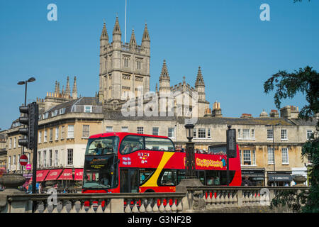 Baignoire une ville géorgienne historique dans le Somerset England UK bus à toit ouvert et l'abbaye Banque D'Images