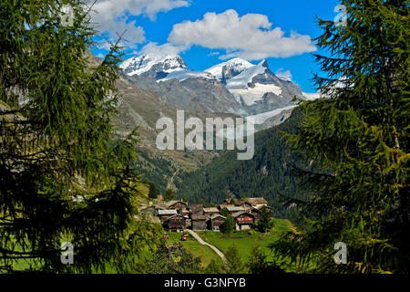 Hameau près de Zermatt, Zmutt peaks Rimpfischhorn, Strahlhorn et Adlerhorn derrière, Valais, Suisse Banque D'Images