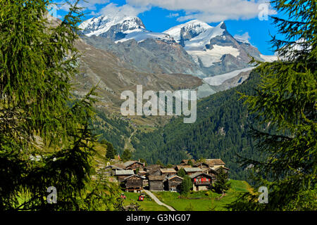 Hameau près de Zermatt, Zmutt peaks Rimpfischhorn, Strahlhorn et Adlerhorn derrière, Valais, Suisse Banque D'Images