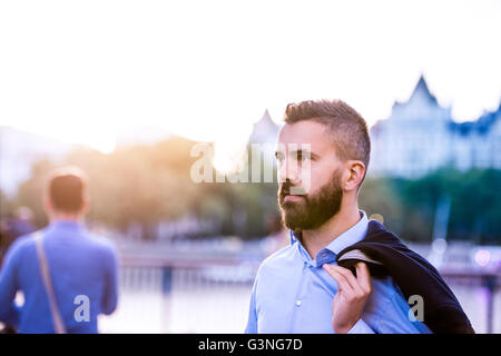 Gestionnaire en bleu shirt Hipster marche dans la rue Banque D'Images