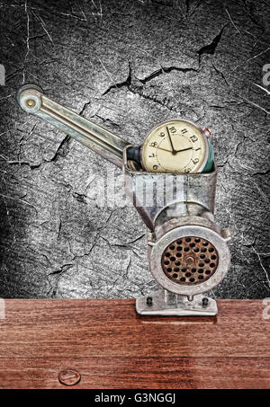 Réveil au hachoir à viande sur grunge background rayé noir. Banque D'Images