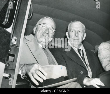 Le président Harry S. Truman greeting Secrétaire d'État George C. Marshall à son arrivée de Paris. Banque D'Images