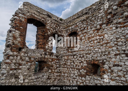 Ruines du château d'Olsztyn près de Czestochowa en Pologne Banque D'Images