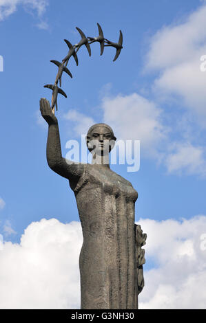 La première sculpture (Pirmosios kregzdes hirondelles), conçu par le sculpteur lituanien Juozas Mikenas, érigée en 1964. Banque D'Images