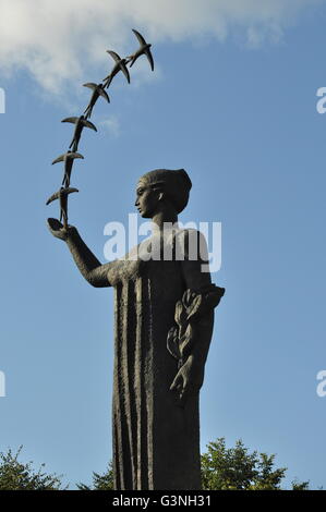 La première sculpture (Pirmosios kregzdes hirondelles), conçu par le sculpteur lituanien Juozas Mikenas, érigée en 1964. Banque D'Images