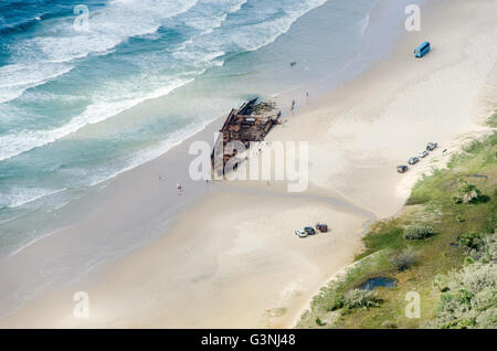 Vue aérienne de l'impressionnant bateau Maheno SS épave reposant sur la plage de Fraser Island, Australie Banque D'Images