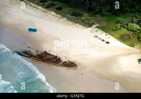 Vue aérienne de l'impressionnant bateau Maheno SS épave reposant sur la plage de Fraser Island, Australie Banque D'Images