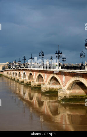 Le Pont de Pierre traversant le fleuve Garonne, Bordeaux, Aquitaine, France, Europe Banque D'Images