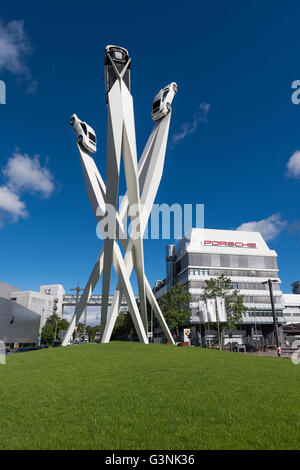 Les plantes et la sculpture d'Inspiration Porsche 911, l'artiste Gerry Porscheplatz sur Juda, Stuttgart-Zuffenhausen, Bade-Wurtemberg Banque D'Images