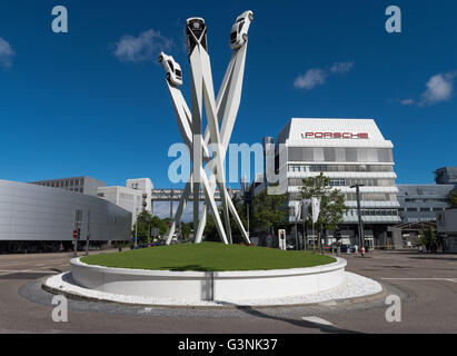 Les plantes et la sculpture d'Inspiration Porsche 911, l'artiste Gerry Porscheplatz à Juda, Stuttgart-Zuffenhausen, Bade-Wurtemberg Banque D'Images