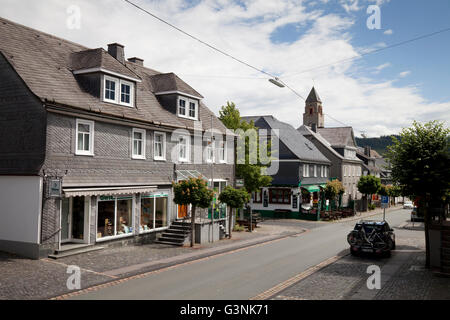 Vêtu de maisons en ardoise rue Schlossstrasse, Bad Berleburg, Wittgensteiner Land District, région du Sauerland Banque D'Images