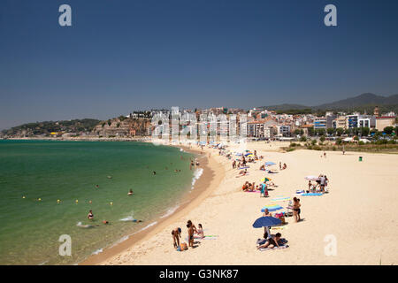 Plage et l'autre en face de la ville d'Arenys de Mar, Comarca del Maresme, Costa del Maresme, en Catalogne, Espagne, Europe Banque D'Images