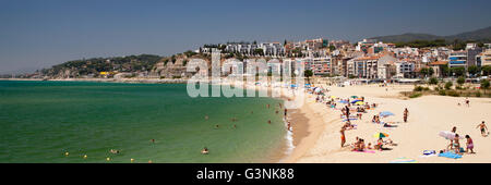 Plage et l'autre en face de la ville d'Arenys de Mar, Comarca del Maresme, Costa del Maresme, en Catalogne, Espagne, Europe Banque D'Images