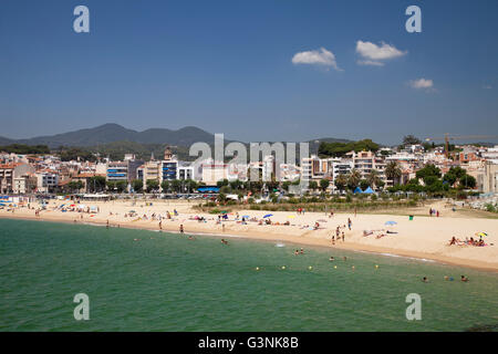 Plage et l'autre en face de la ville d'Arenys de Mar, Comarca del Maresme, Costa del Maresme, en Catalogne, Espagne, Europe Banque D'Images