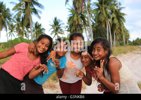 Les jeunes filles posant, l'île Christmas, Kiribati Banque D'Images