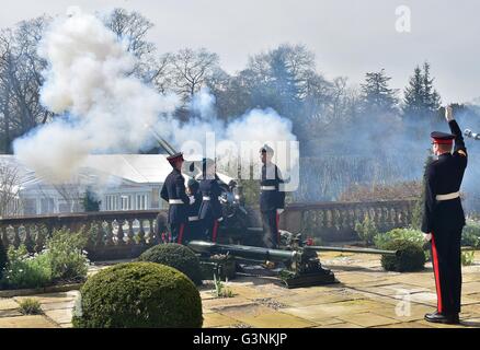 Hillsborough, Royaume-Uni. Apr 21, 2016. Une salve de 21 a eu lieu dans l'enceinte de la résidence de la Reine d'Irlande, Magazinez Hillsborough Castle pour marquer le 90e anniversaire de Sa Majesté © Mark Winter/Pacific Press/Alamy Live News Banque D'Images