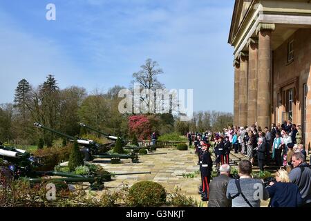 Hillsborough, Royaume-Uni. Apr 21, 2016. Une salve de 21 a eu lieu dans l'enceinte de la résidence de la Reine d'Irlande, Magazinez Hillsborough Castle pour marquer le 90e anniversaire de Sa Majesté © Mark Winter/Pacific Press/Alamy Live News Banque D'Images