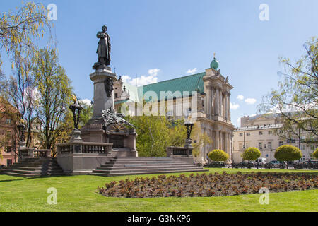 Varsovie, Pologne. Apr 21, 2016. Adam Mickiewicz Monument et église des Carmes © Mateusz Wlodarczyk/Pacific Press/Alamy Live News Banque D'Images