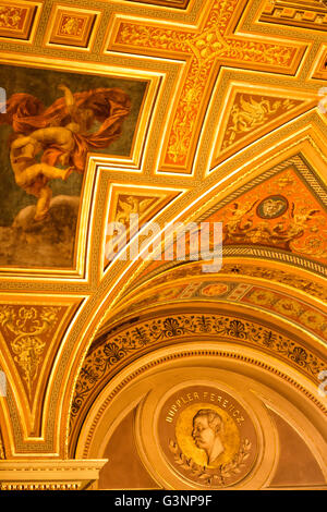Plafond richement décoré à l'intérieur de l'Opéra d'État hongrois, l'intérieur de style néo-Renaissance, Budapest, Hongrie, Europe Banque D'Images